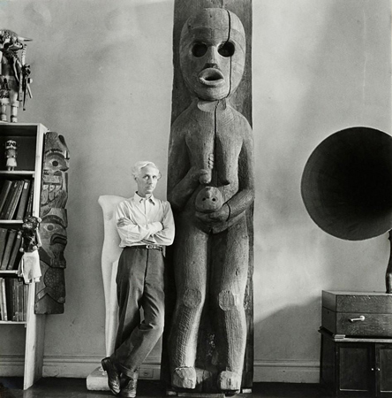 Макс Эрнст возле своей коллекции доколумбова искусства в доме Пегги Гуггенхайм в Нью-Йорке