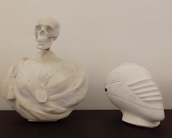 Фрагмент модели скульптурной композиции «Короли и палачи» (1995 г., гипс) и фрагмент композиции «Аллея рыцарских шлемов» (2001 г., гипс)