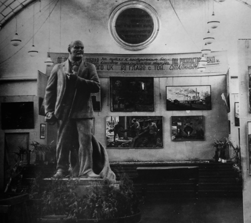 Экспозиция выставки в Москве в залах Всекохудожника на Кузнецком, 11. 1934 год