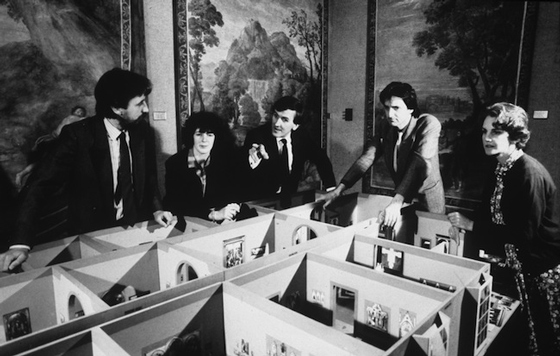 Директор галереи Нил Макгрегор со старшими кураторами планируют развеску картин в крыле Сэйнсбери, которое открылось в 1991 году
