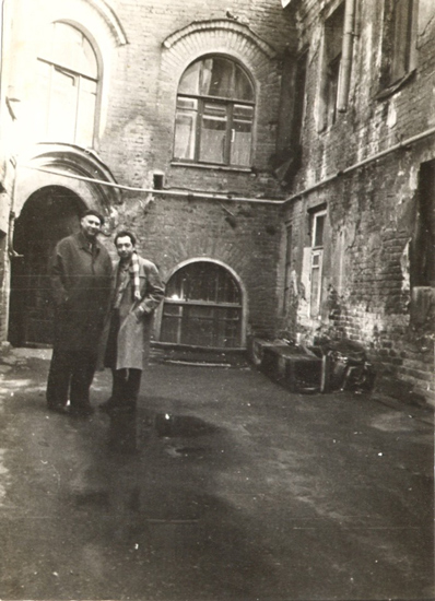 Владимир Вейсберг и Ян Раухвергер у входа в дом Вейсберга на Арбате, 44. 1973