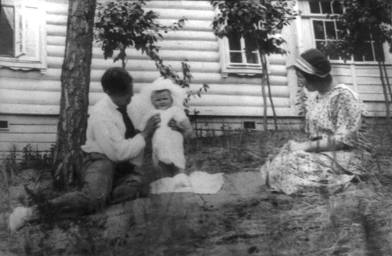 Аристарх и Мария Лентуловы с дочерью. Фото из архива М.А. Лентуловой. Пересъемка М.В. Радзишевской