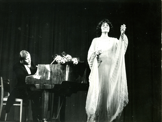 З. Долуханова и В. Хвостин исполняют «Вечерок». 1976