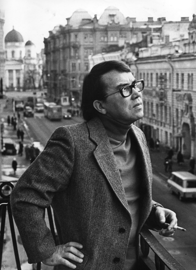 В. Гаврилин на балконе (ул. Пестеля, 12). 1981