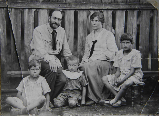 Семья Яблонских. Нил Александрович, Вера Георгиевна и дети Елена, Дмитрий и Татьяна. 1920-е