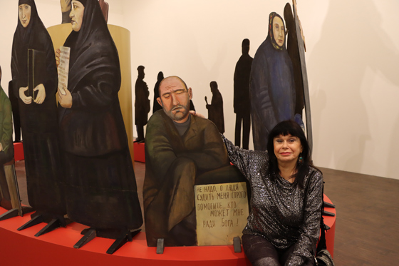 Татьяна Назаренко с фигурами из инсталляции «Фонтан славы»