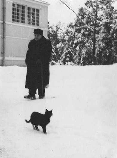 Наум Берковский с котом Арапом. 1959