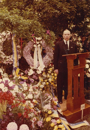 Степан Бандера на могиле Евгена Коновальца. 23 мая 1958 года