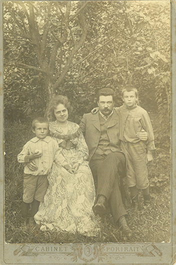 Мечислав Иванович Тукалло с женой Евгенией Юлиановной и сыновьями