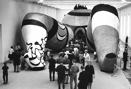 Инсталляция Ники де Сен-Фалль в Стокгольмском музее современного искусства. 1966