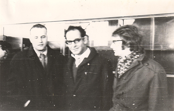 Проводы Е.Г. Эткинда в аэропорту «Пулково» 16 октября 1974 года. Слева направо: К. Азадовский, Е. Эткинд, С. Дедюлин