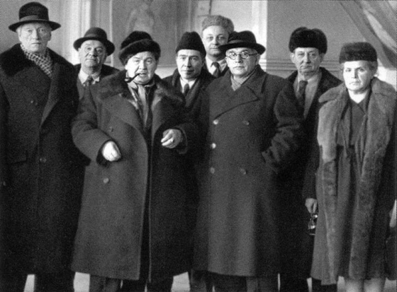 А. Герасимов (с трубкой) среди членов Академии художеств