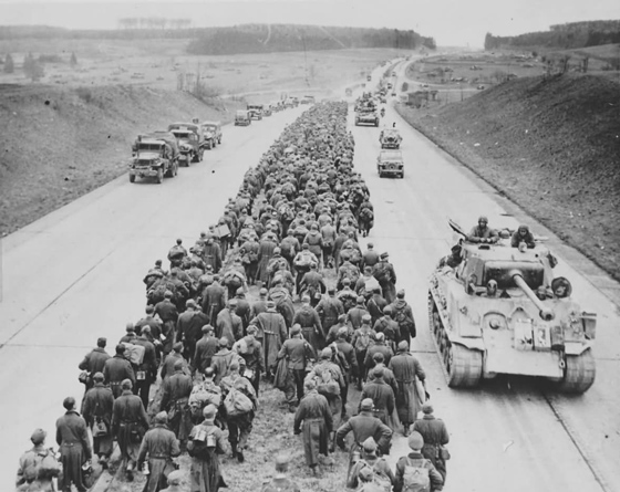 Немецкие военнопленные на автобане в 1945