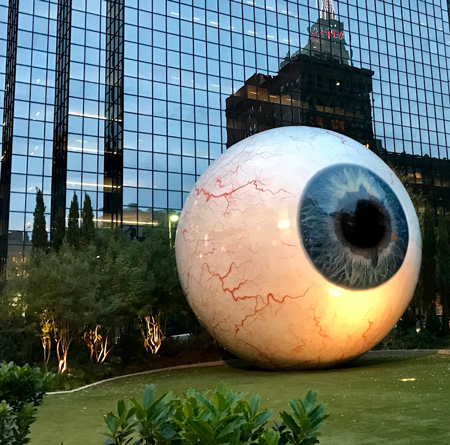 Скульптура Тони Тассета «Глаз» в Далласе