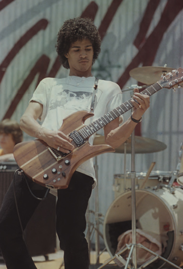 Слэш играет со своей первой группой Tidus Sloan во время обеденного перерыва в старшей школе Fairfax High. 4 июня 1982 года
