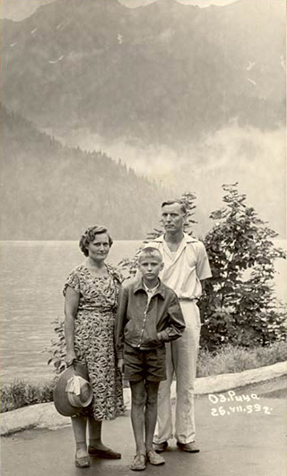 Вячеслав Игрунов с родителями на озере Рица. 1959 г.