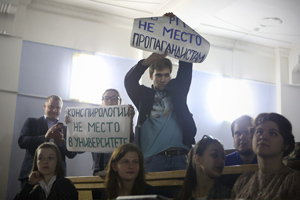 Как студенты сорвали лекцию Николая Старикова в РГГУ